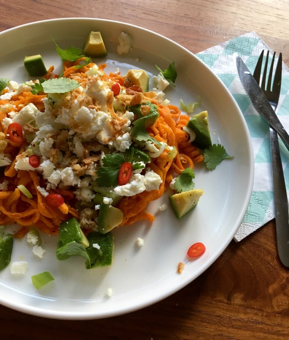 Noedels van zoete aardappel met avocado, koriander en feta