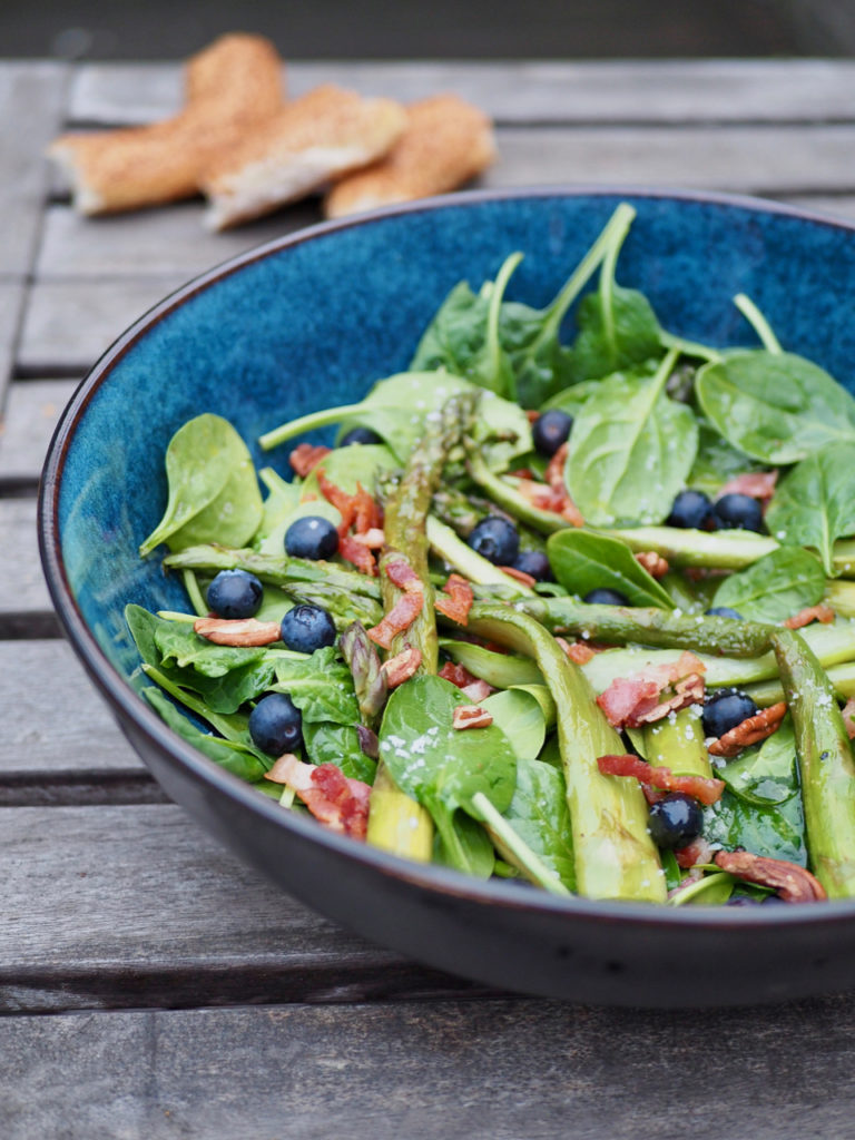 Salade met groene asperges, spek, spinazie en citroen-ahorndressing