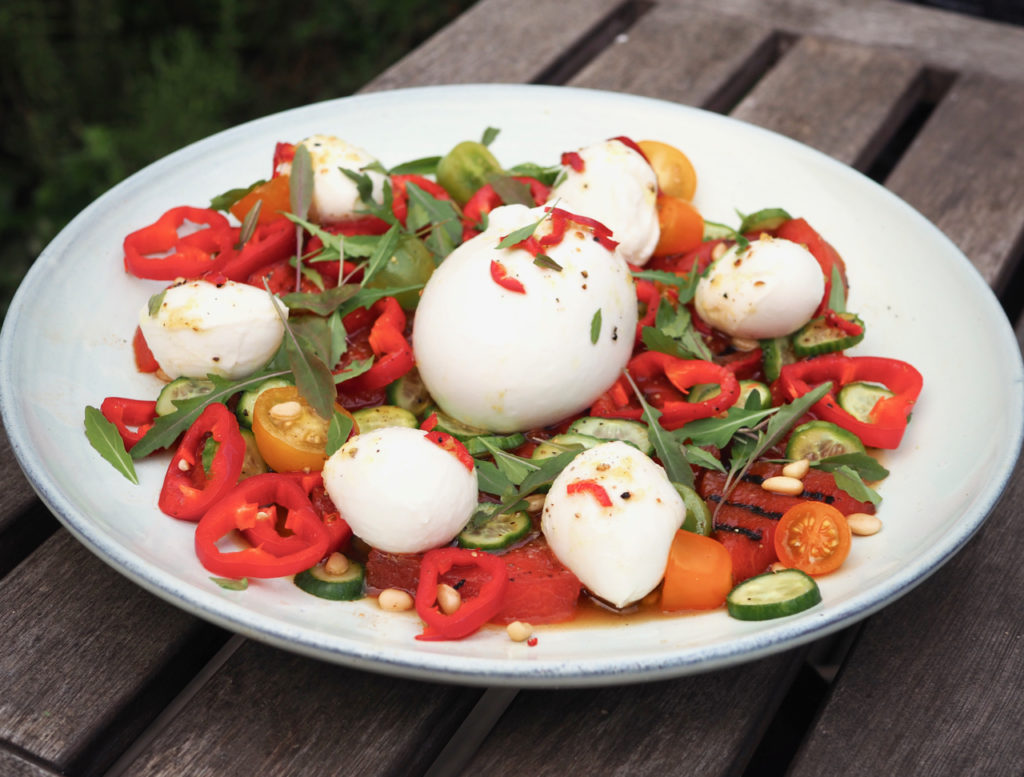 Salade met gegrilde watermeloen en burrata