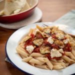 Penne met courgette-parmezaanchips en gebakken ricotta