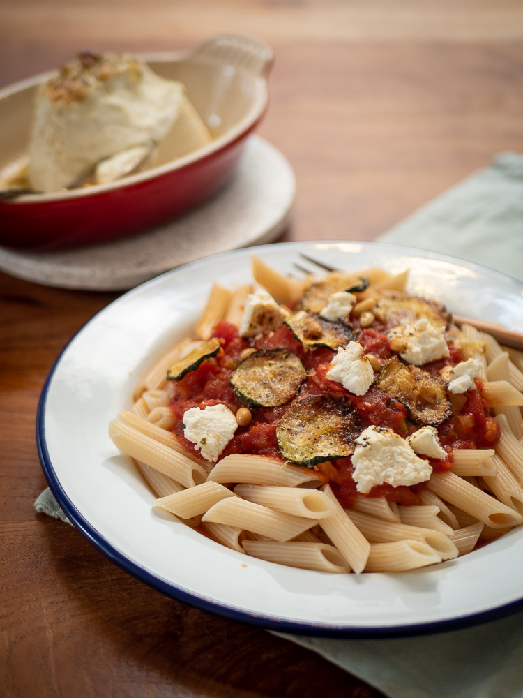 Penne met courgette-parmezaanchips en gebakken ricotta