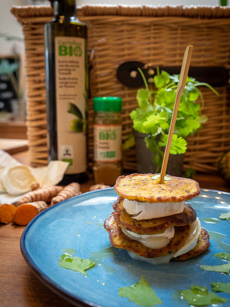 Quinoa-pompoen-kurkuma pannenkoekjes met geitenkaas