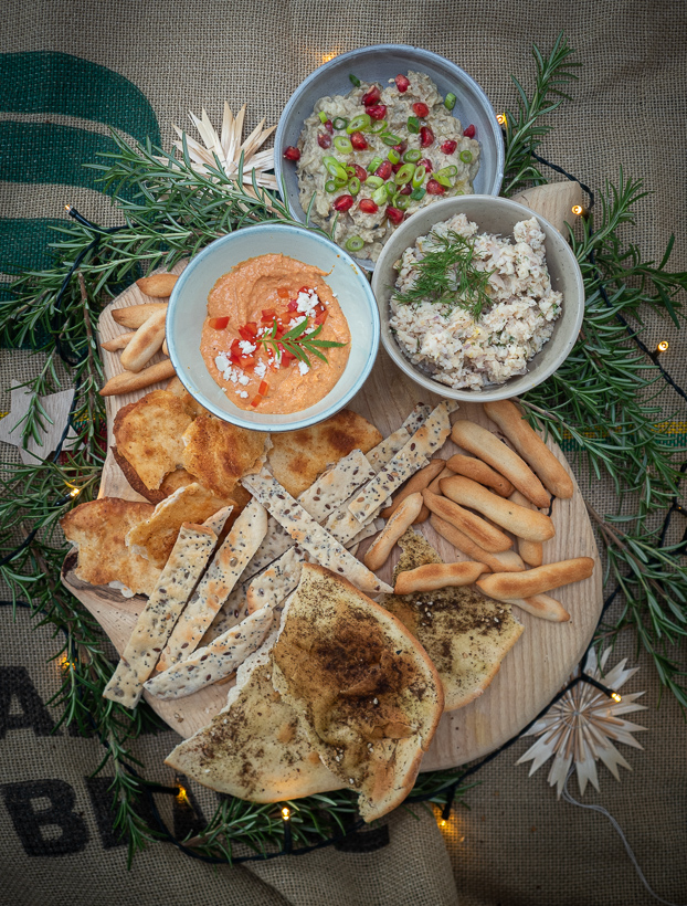 Homemade crackers en feestelijke dips