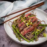 Gegrilde wagyu steak met sobanoedels en groene asperges