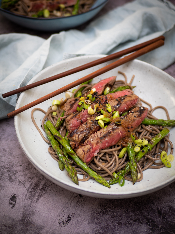 Gegrilde wagyu steak met sobanoedels en groene asperges