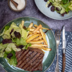 Gegrilde paardensteak met pastinaakfrietjes en sla