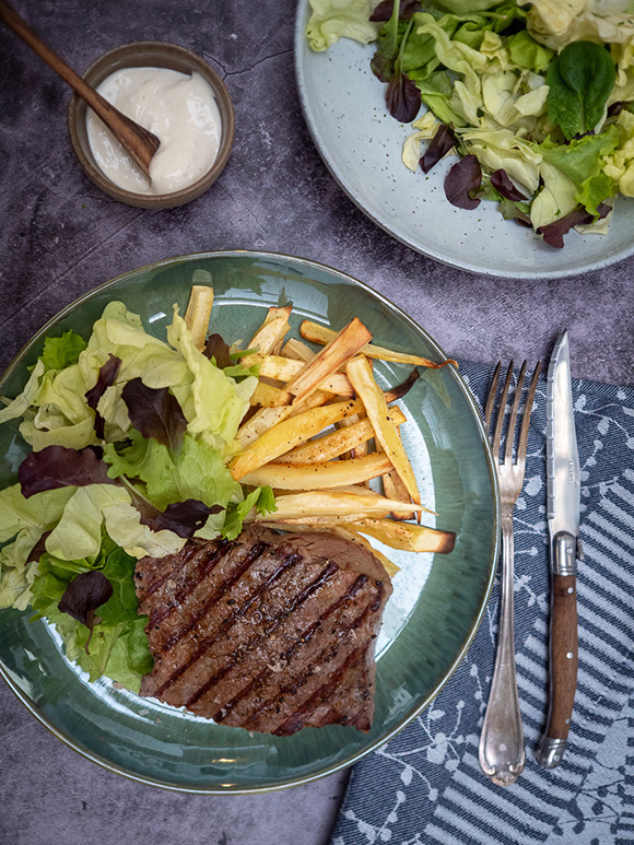 Gegrilde paardensteak met pastinaakfrietjes en sla