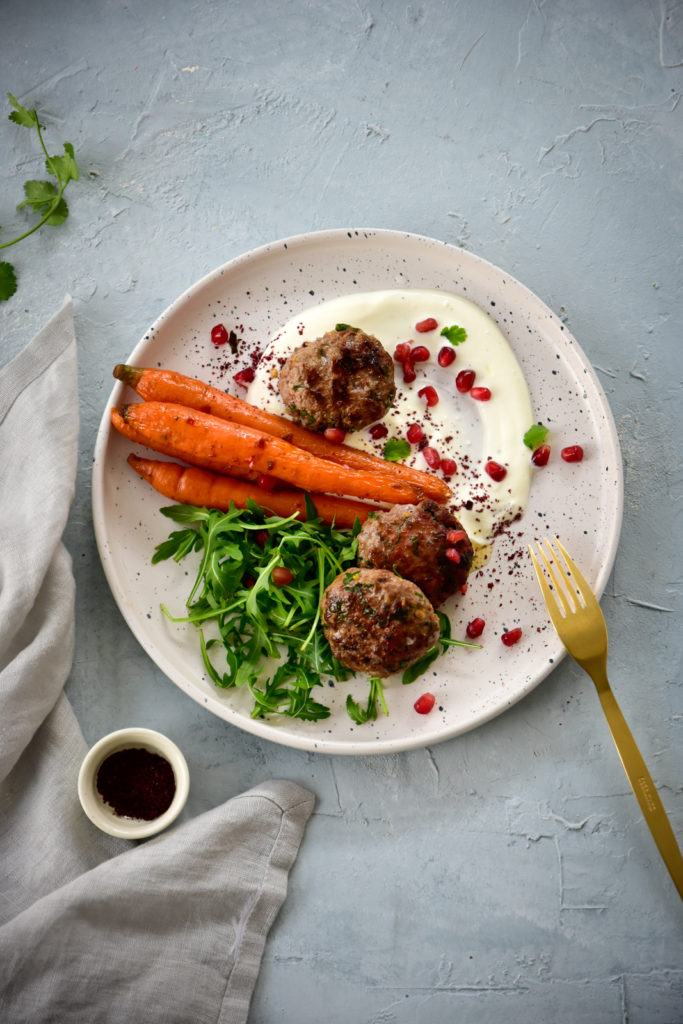 Lamsburgers met pistachenoten en geroosterde wortelen