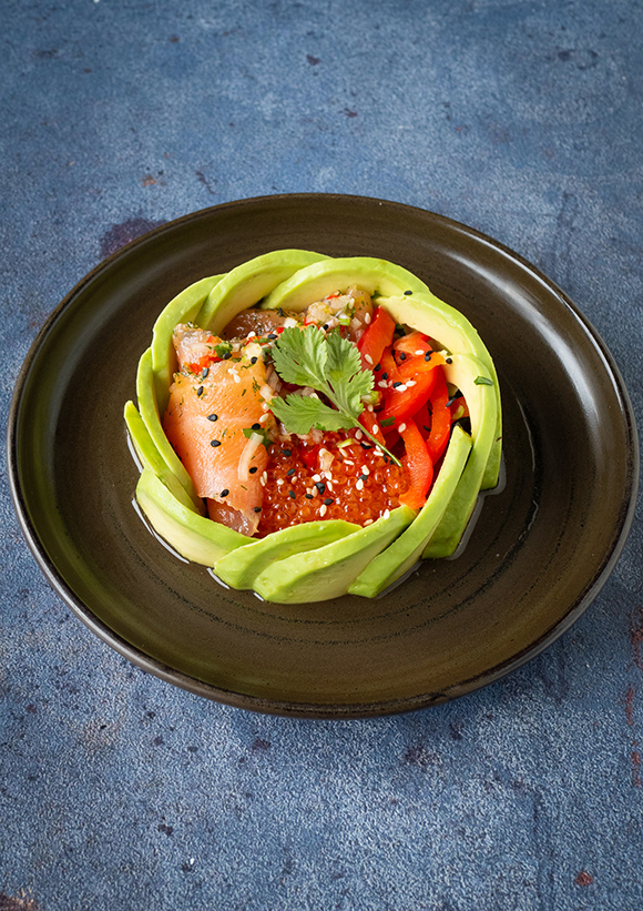 Avocadosalade met Thaise vinaigraitte en zalm