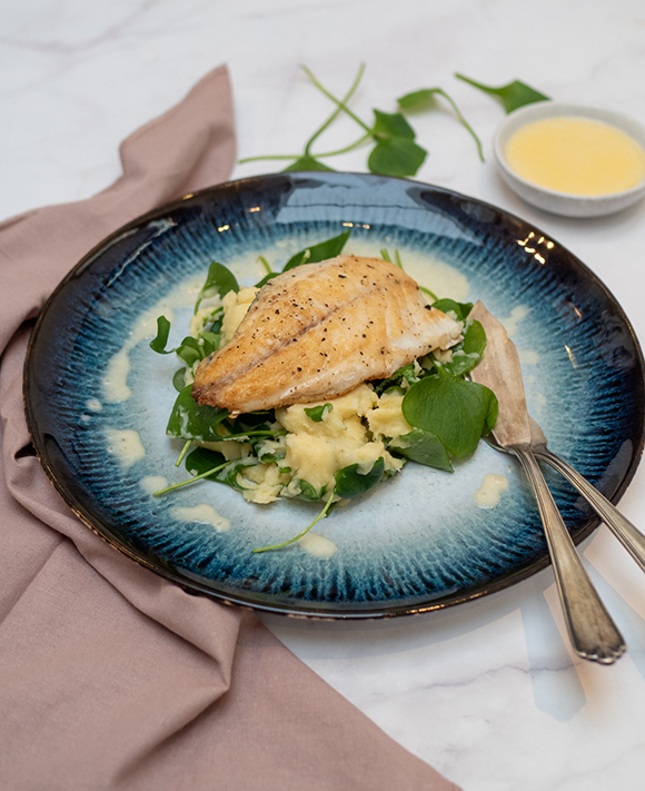 Posteleinpuree met zeebaars en beurre blanc