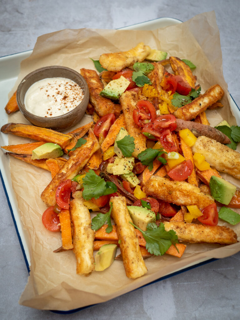 Zoete aardappel- en halloumifrietjes met salsa en chipotle mayonaise