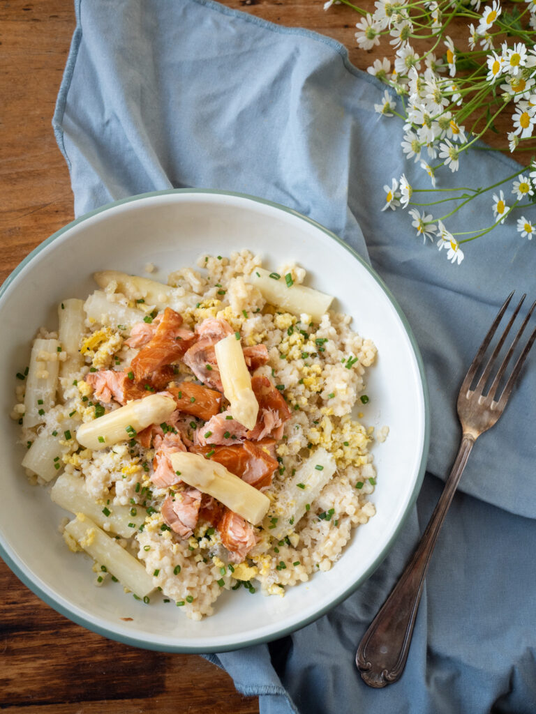 Risotto van parelcouscous met asperges en warmgerookte zalm