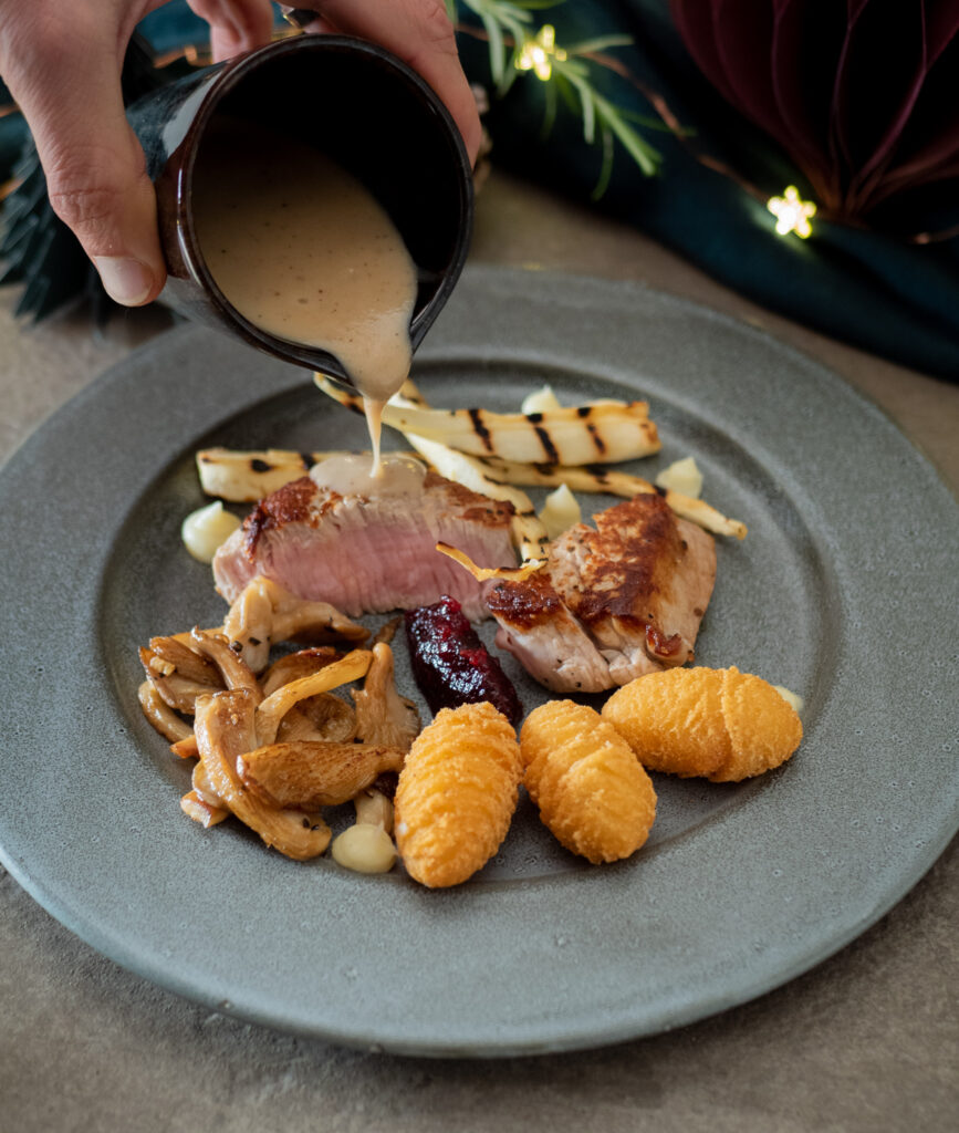 Kalfsfilet met pastinaak, oesterzwammen, veenbessencompote en kroketjes