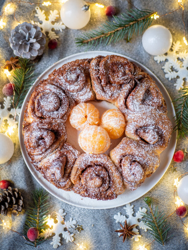 Kerst cinnamon buns met sinaasappel en steranijs