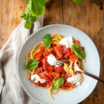 Spaghetti Quadrati met citroen-botertomatensaus met mozzarella