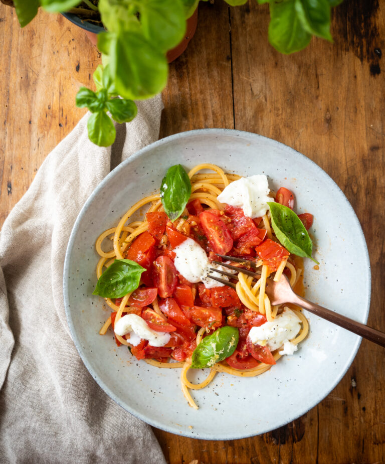 Spaghetti Quadrati met citroen-botertomatensaus met mozzarella