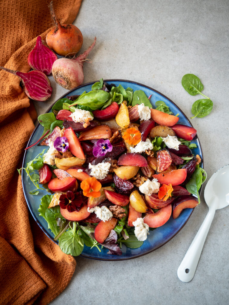 Salade met geroosterde bieten, pruimen en blauwe kaas