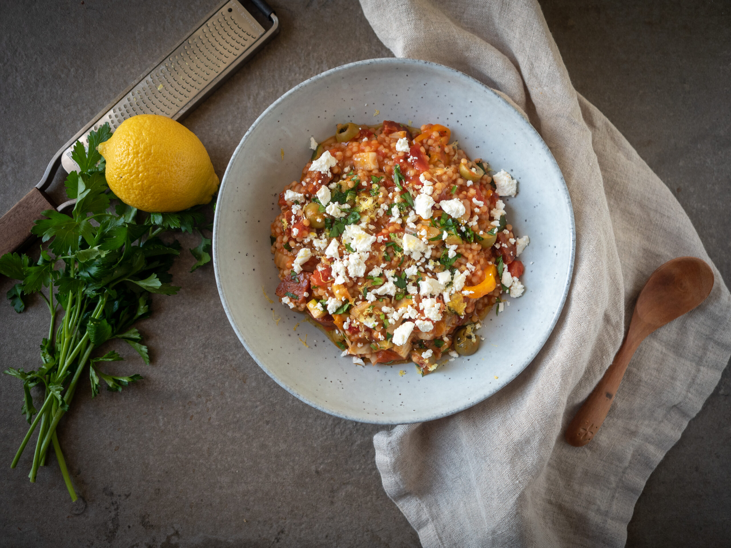 One pot parelcouscous met chorizo en feta