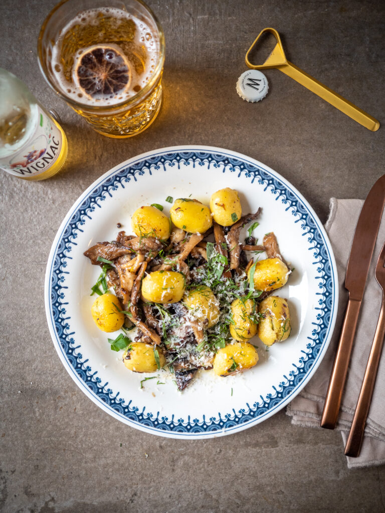 Gnocchi met paddenstoelen, verse kruiden en citroen-botersaus