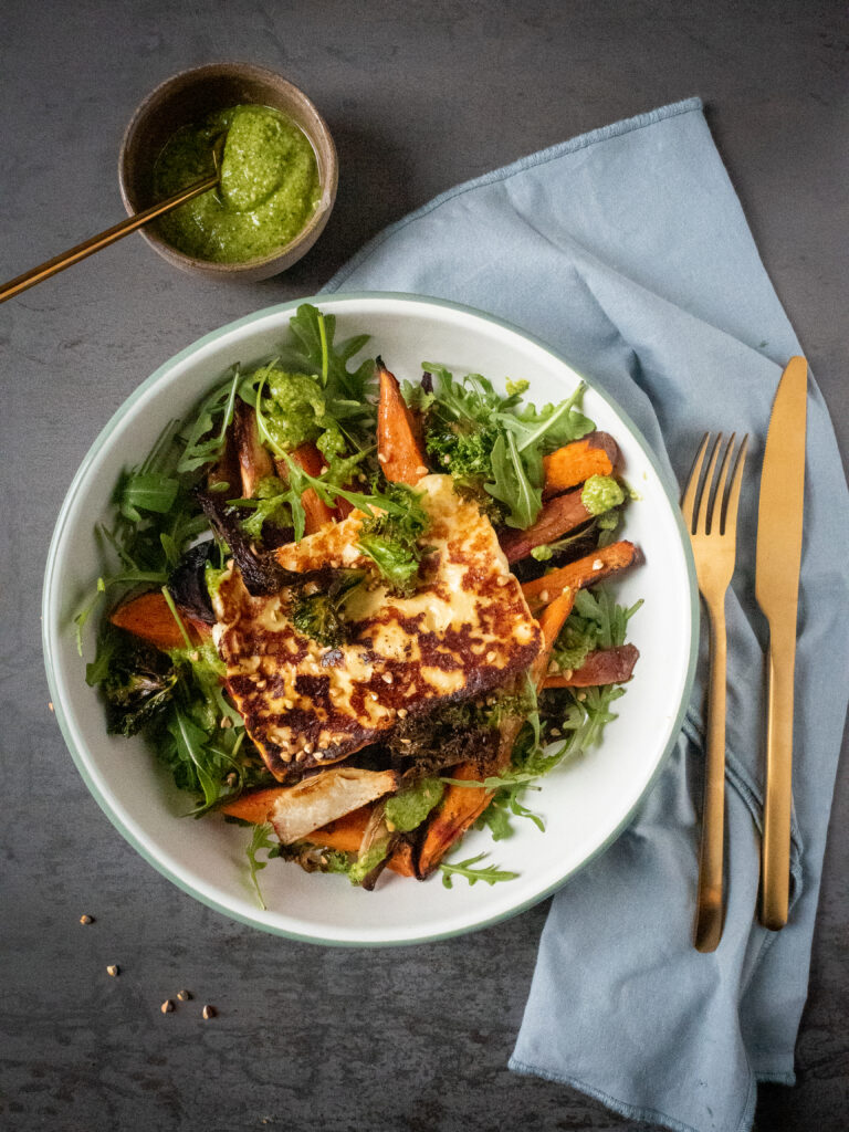 Salade met geroosterde groenten, pesto en halloumi