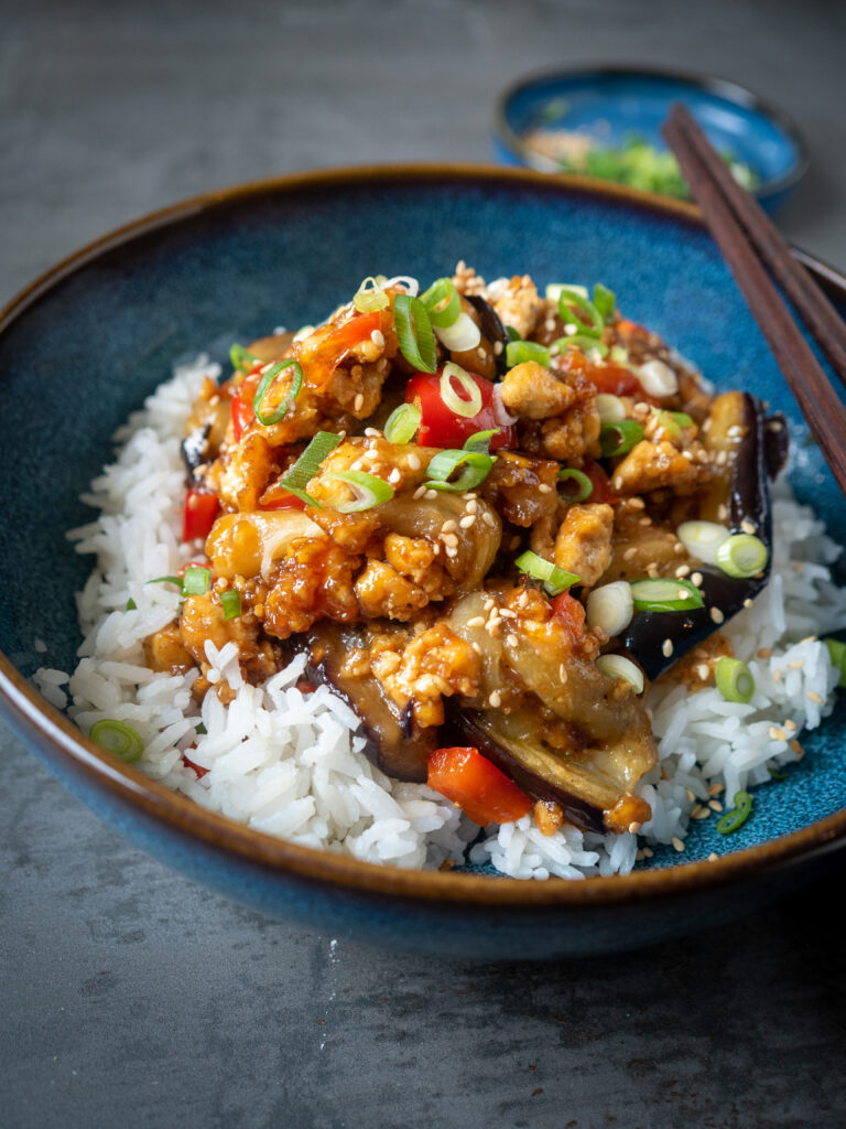 Crispy sticky tofu met aubergine