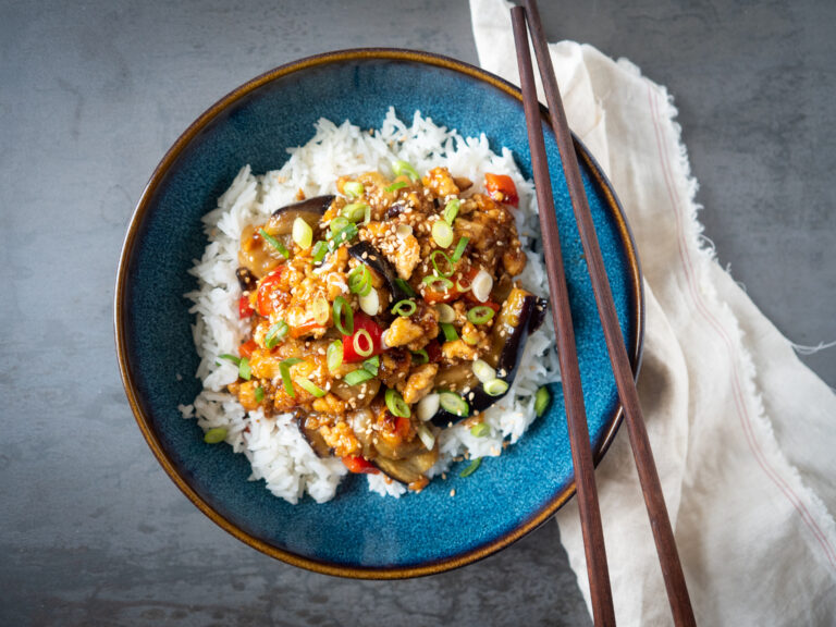 Crispy sticky tofu met aubergine