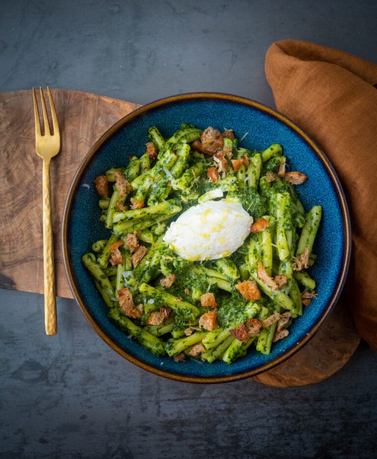 Casarecce met pesto van cavolo nero, ricotta en pangrattato